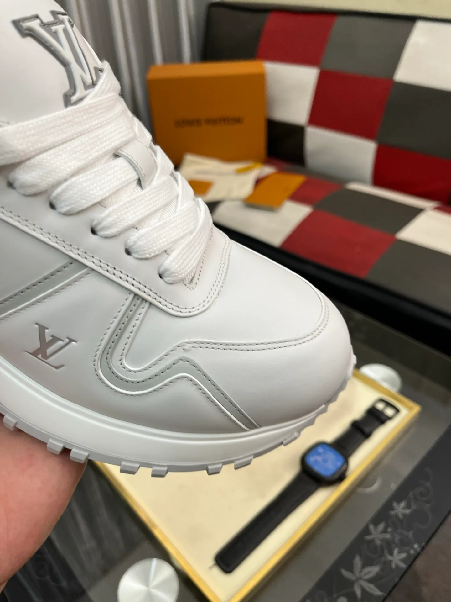 Men's Men's Shoes 💰760⌚️⌚️LV Classic men's sneakers are shipped. Lightweight thick-soled chubby bread shoes, super versatile and multiple styles are coming! This sneaker is made of smooth cowhide punching and grained cowhide stitching to create an elegant design. Grained cowhide is stitched with technical mesh, and smooth cowhide and grained cowhide are combined in multiple styles. The color is classic and versatile, and it can be easily integrated into various styles. The eye-catching LV letters are marked on the side of the shoe, the tongue is decorated with LV embroidered letter web logo, the brand logo is screen-printed on the heel, and the lightweight rubber outsole is embellished with Vuitton's personalized logo. The fabric-lined foot pads make your feet fashionable, handsome and versatile! Comes with full original packaging! Size: 35-46 (40 for women, 38.45.46 for men, customized)